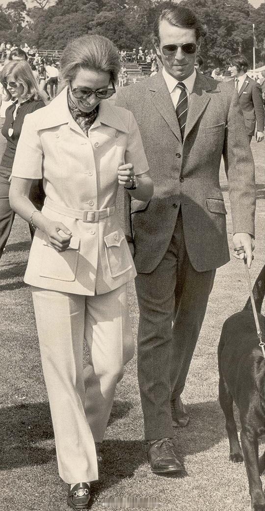 前两天在访问新加坡时，英国安妮公主从衣柜里挖出了一套短袖米黄色裤装，上次穿着得追