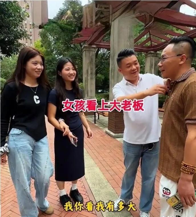 江苏23岁姑娘性格内向，相亲时特意叫闺蜜陪同参考。男方48岁，经营奶牛养殖场，名