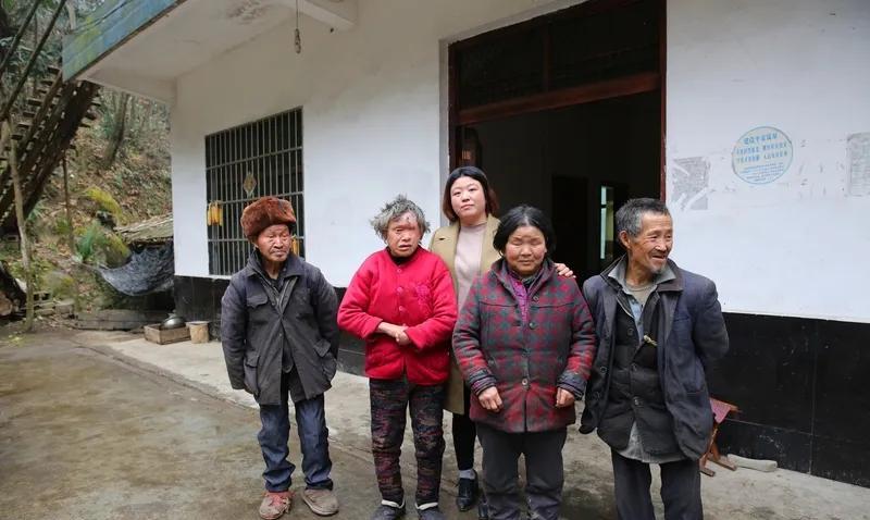 老家有个亲戚，和邻村的一个小伙子结婚了，结婚之后公公婆婆给买的房子单独住。新房子