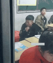 爆笑GIF: 妹子, 没事逗猪干嘛呢?