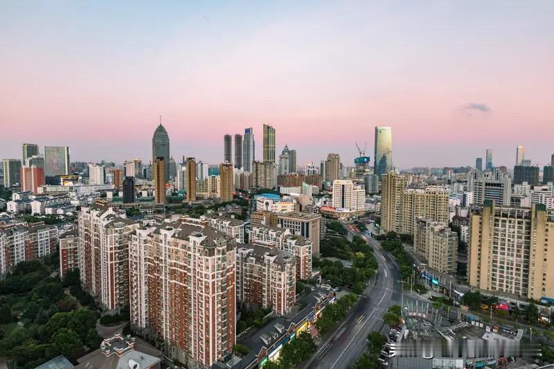在江苏十三个城市房价降了那么多的情况下，无锡楼市硬是在那顶着了压力。无锡楼市从