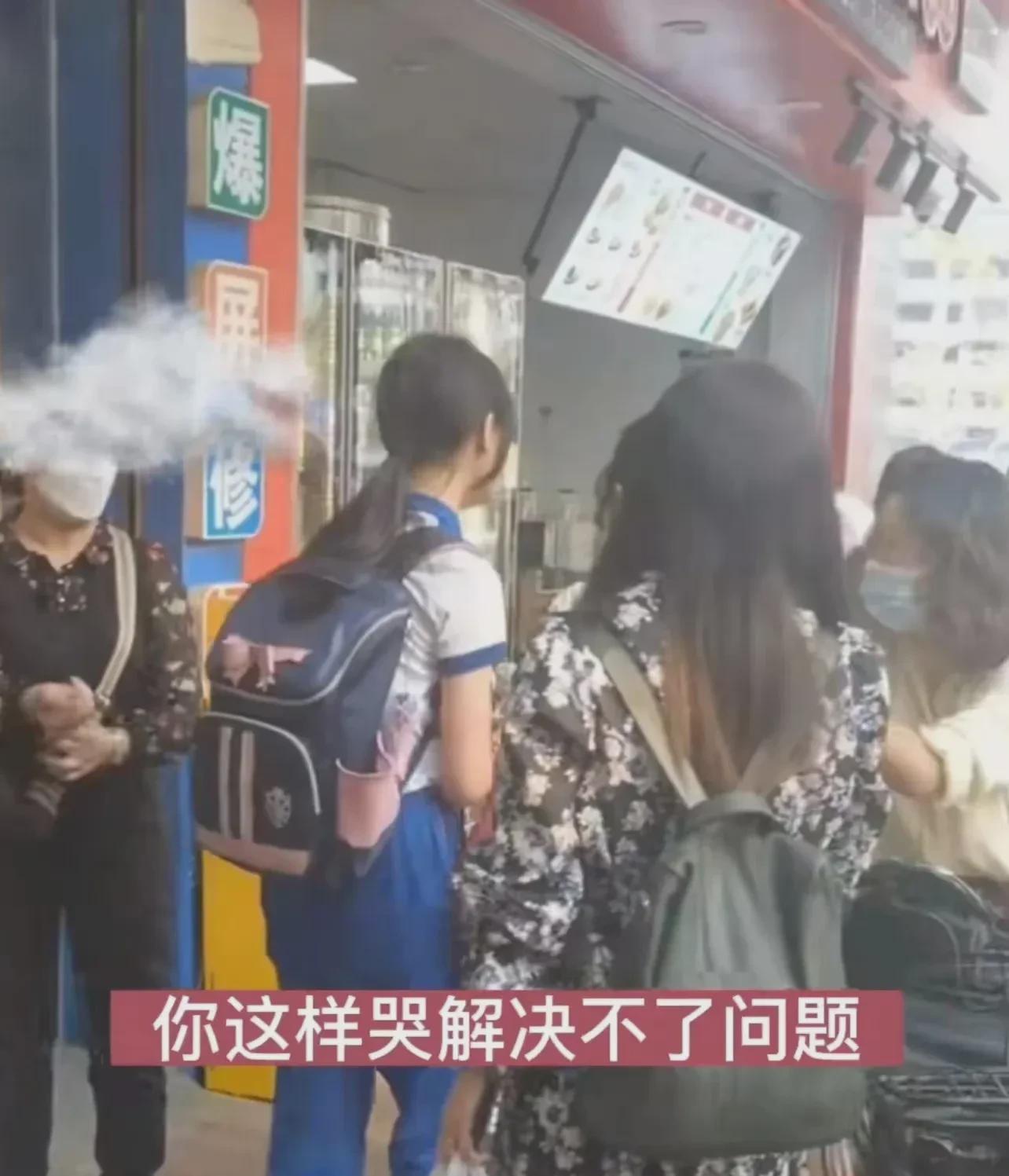 广东广州，发生一件令人揪心的事。一个小女孩，奶茶店门口，跪着，求一个大妈还钱。2