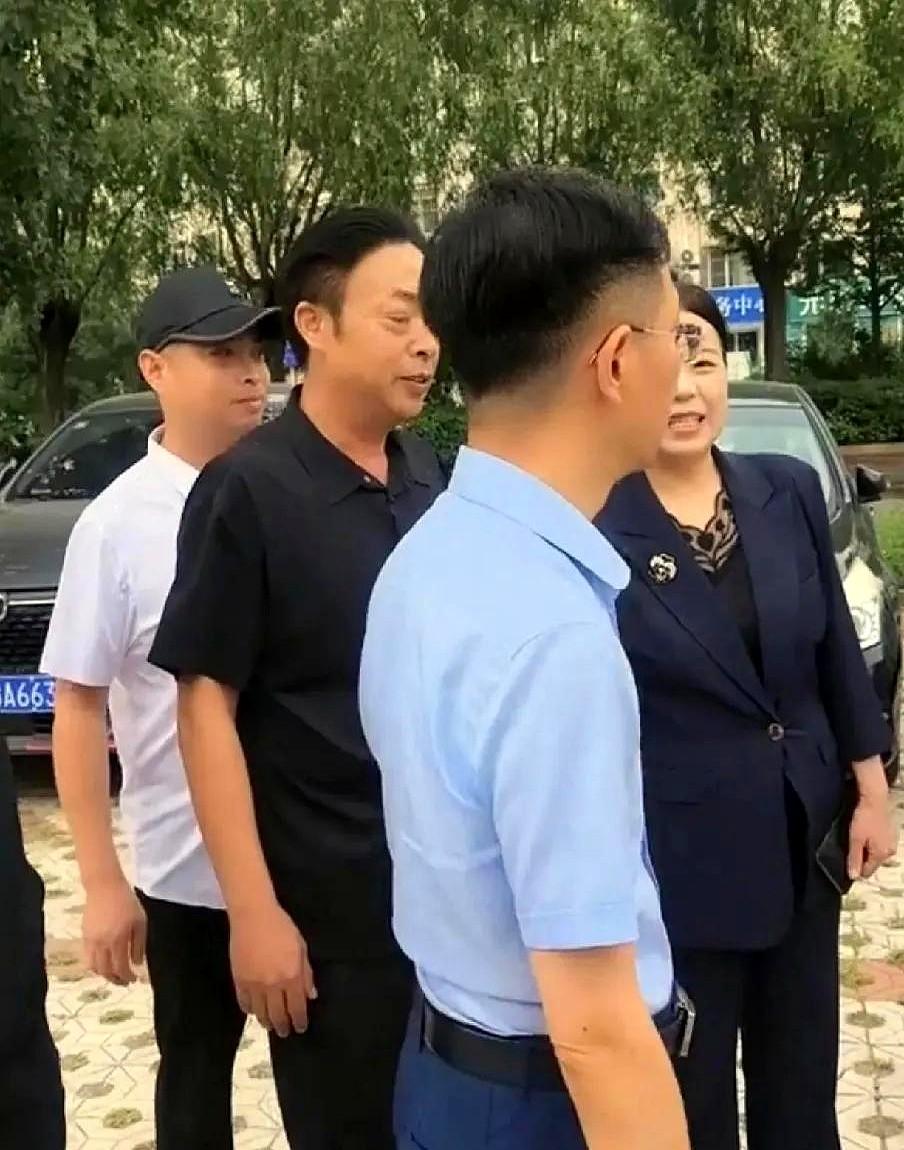 老度这是急了吗？怎么微斜起老许来了。老杜隔空喊话许敏，让她别再揪着儿媳熊磊不