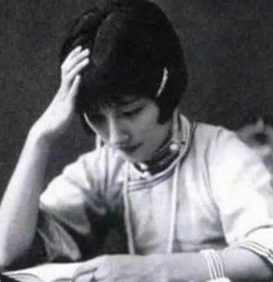 1928年，徐志摩母亲推开卧室门时，映入眼帘的是一幅难以置信的景象：儿子徐志摩与