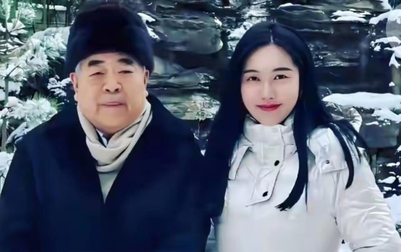 同样是老夫少妻，杨振宁翁帆、张纪中杜星霖和范曾徐萌，差别咋这么大？最近范曾