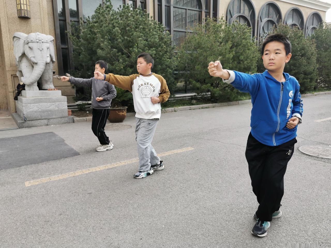明劲是显形于外的劲，既是形意拳“由内着眼，从外着手”的一种功夫，也是筑基壮体、易