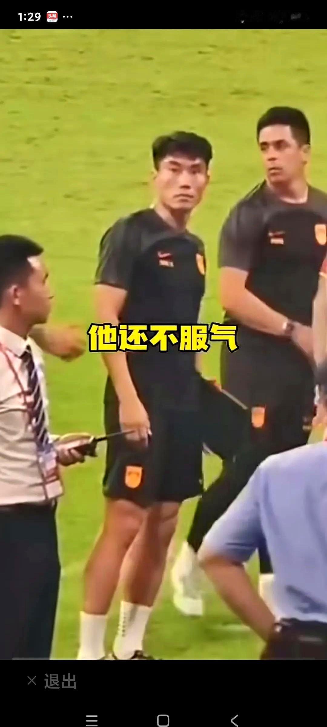 迟早被人暴打于街头！其实输球就输球了，散场就散场了，看看郑智怒视球迷的照片，