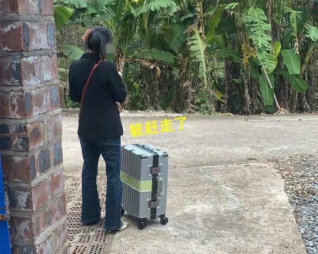 广西女子与网恋男友见面后,被对方嫌太懒赶走了,一人提着行李太可怜,一男子骑电动送