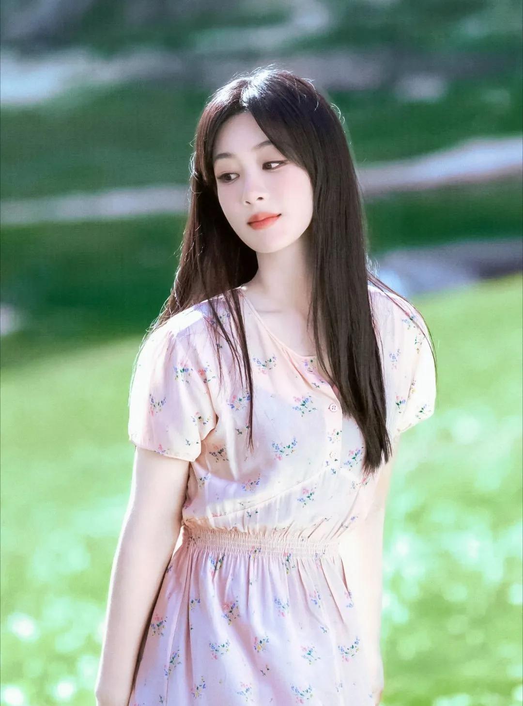 Prada真的太宠我们杨紫了，每次拍摄广告，都会给她安排这种小碎花连衣裙，