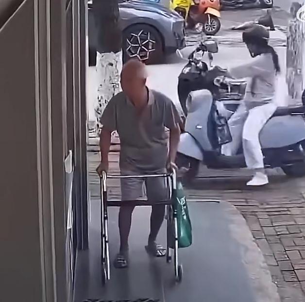 广西老人假扮残疾人偷榴莲，实在太滑稽了，水果店老板发声，他偷了不下20次，拿