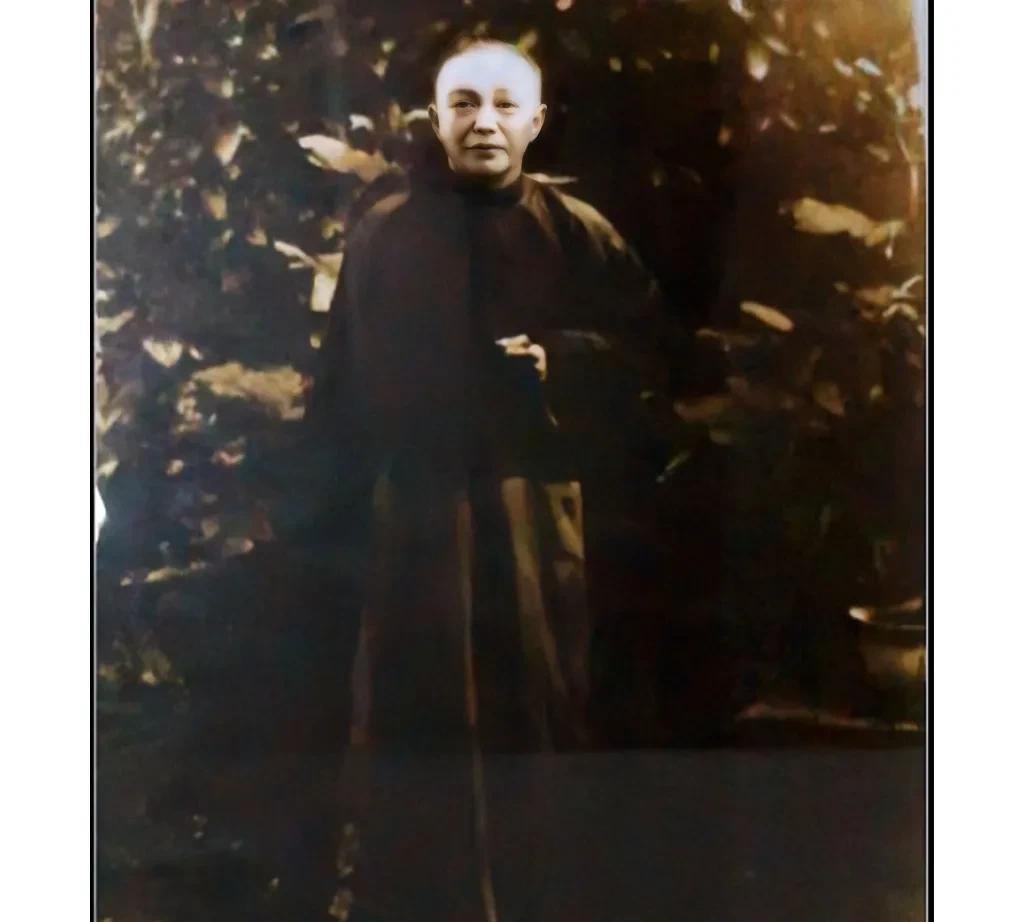 这张照片拍摄于1930年的浙江，原来这才是他的真实相貌，这不是演戏，也并非某演员
