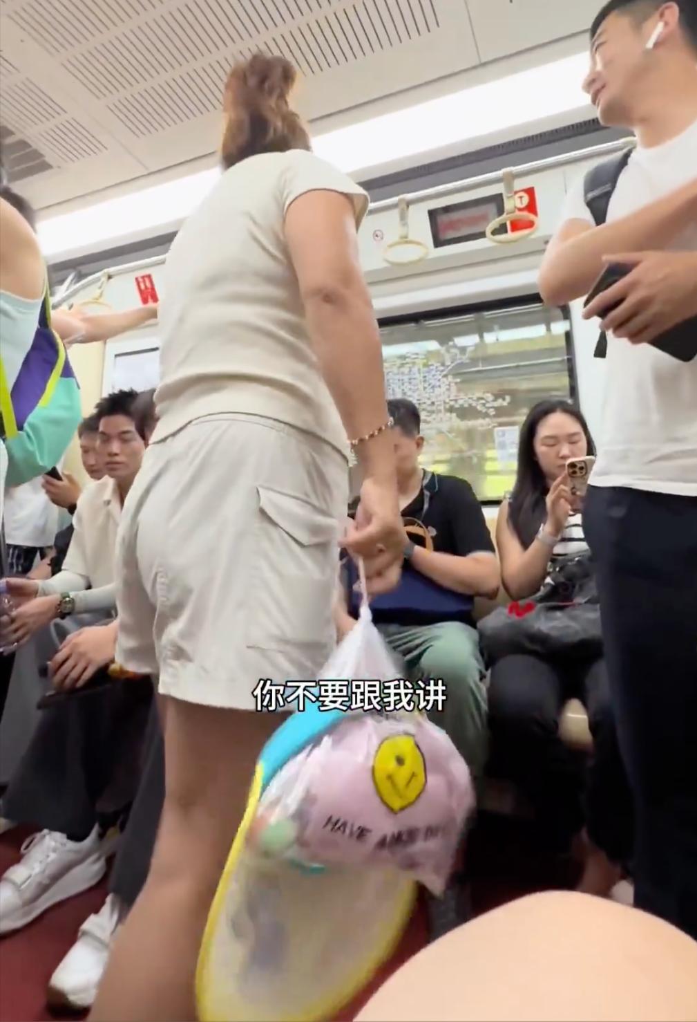 北京地铁里，大妈自称来自美国，对孩子说“这里是中国，没人让座”近日，北京地铁里，