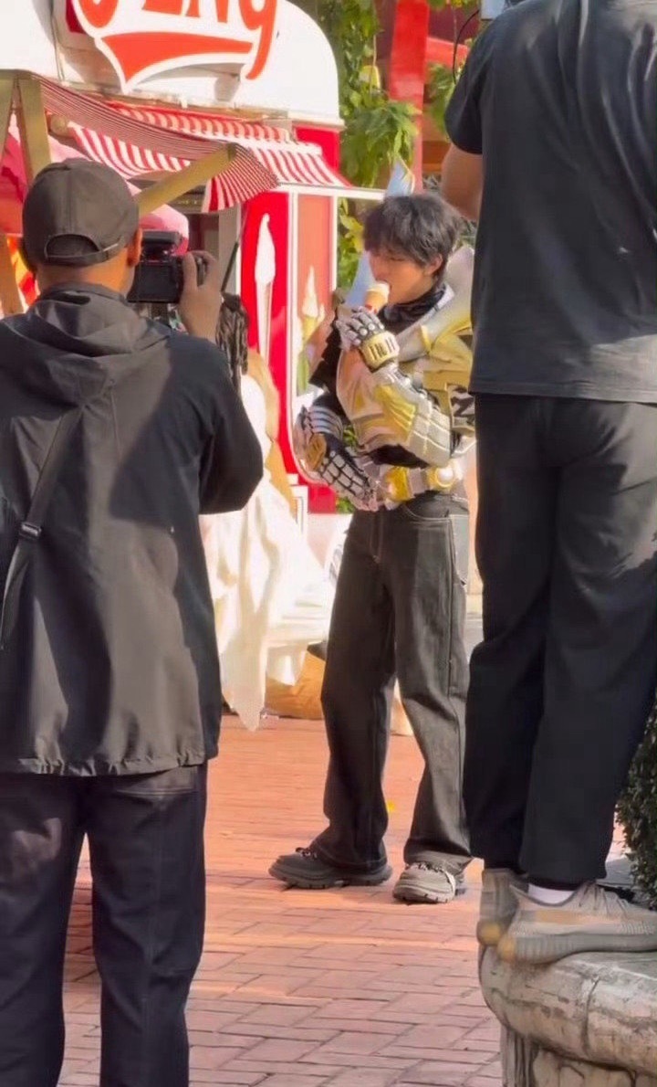 穆祉丞被吓一跳好可爱小孩真是喜欢吃的年纪，就让他好好吃吧，别吓唬他穆祉丞小嘴叭