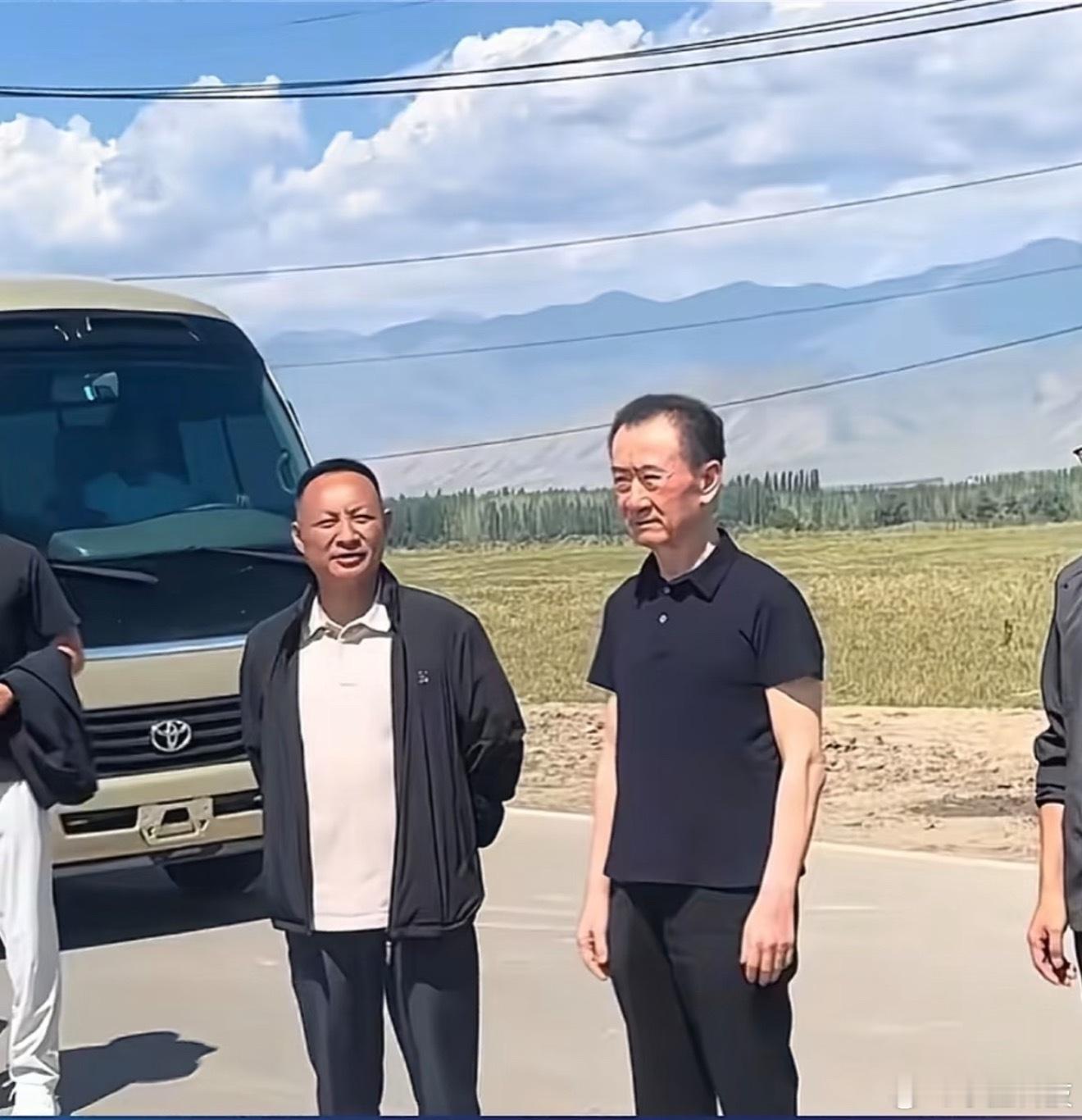 王健林被限制高消费前段时间王总现身某地考察，肉眼可见的消瘦了，不过精神状态还算不