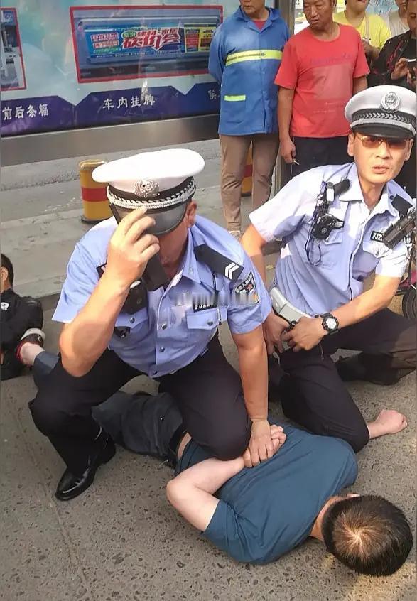 重庆六旬大爷为救陌生女孩被捅5刀！ICU每日万元治疗费，普通家庭扛不住了谁