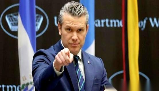 美军国防部长赫格塞思的办公桌上，摊着一份名单。陆军部长德里斯科尔就站在对面，手