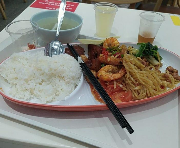 虽然贵了点，我觉得很划算。我上次在一家饭店就吃了一份海鲜炖豆腐，加一碗米饭都39
