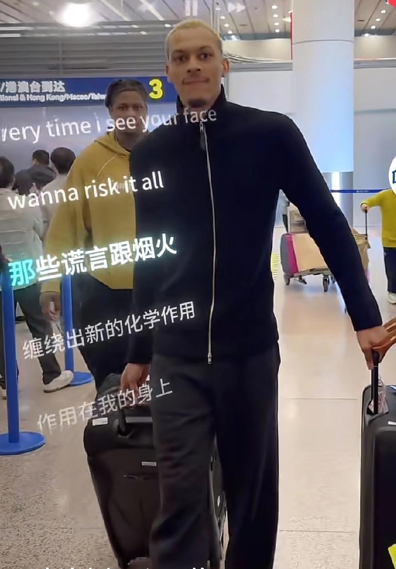 贝兹利抵达宁波，最惊人的不是大包小包，而是一头白发贝兹利替代的是小马丁，这是