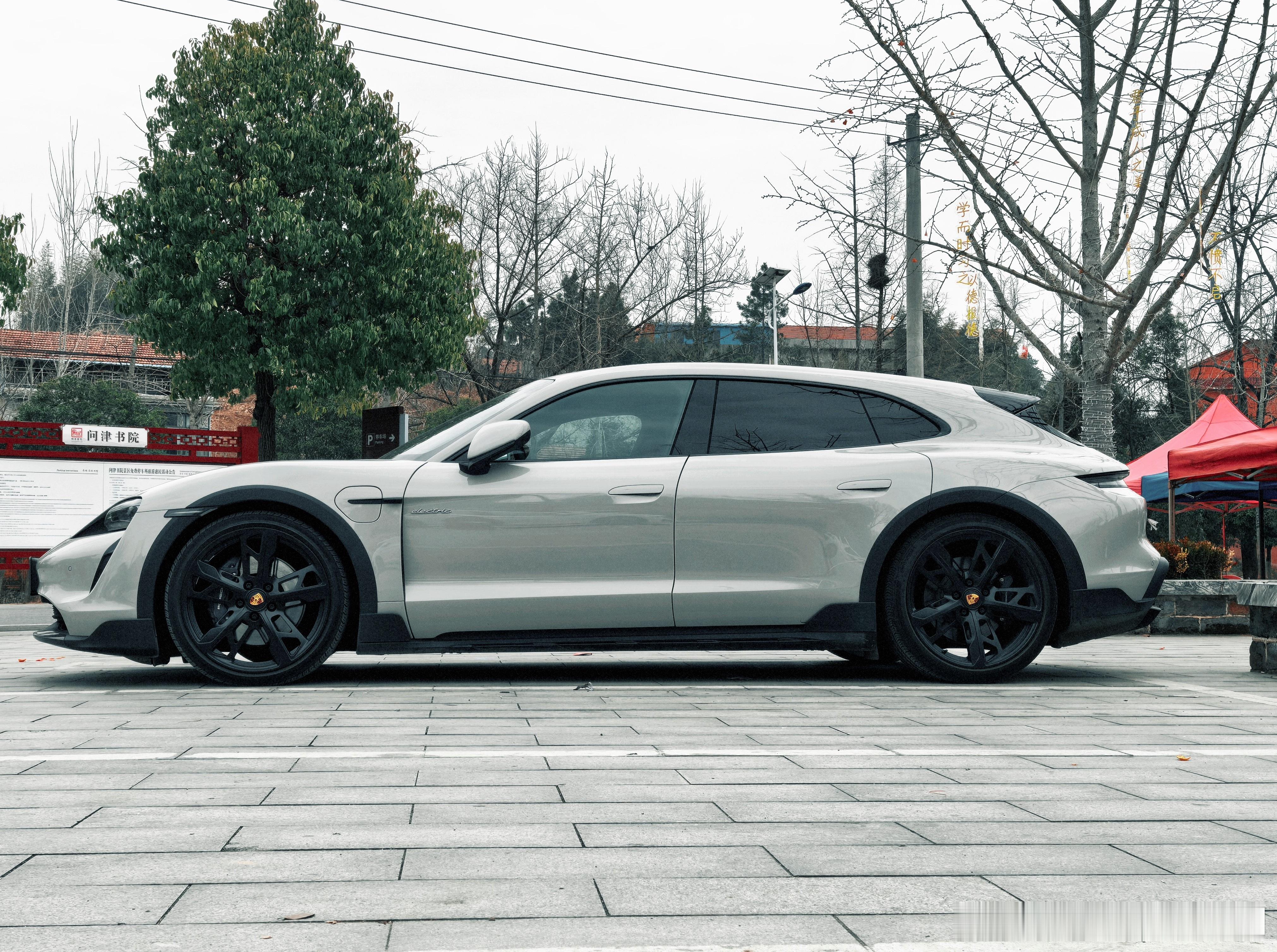 天气越来越好，开车出去溜达一圈，太舒服了！这两年，越来越喜欢猎装车⛺️