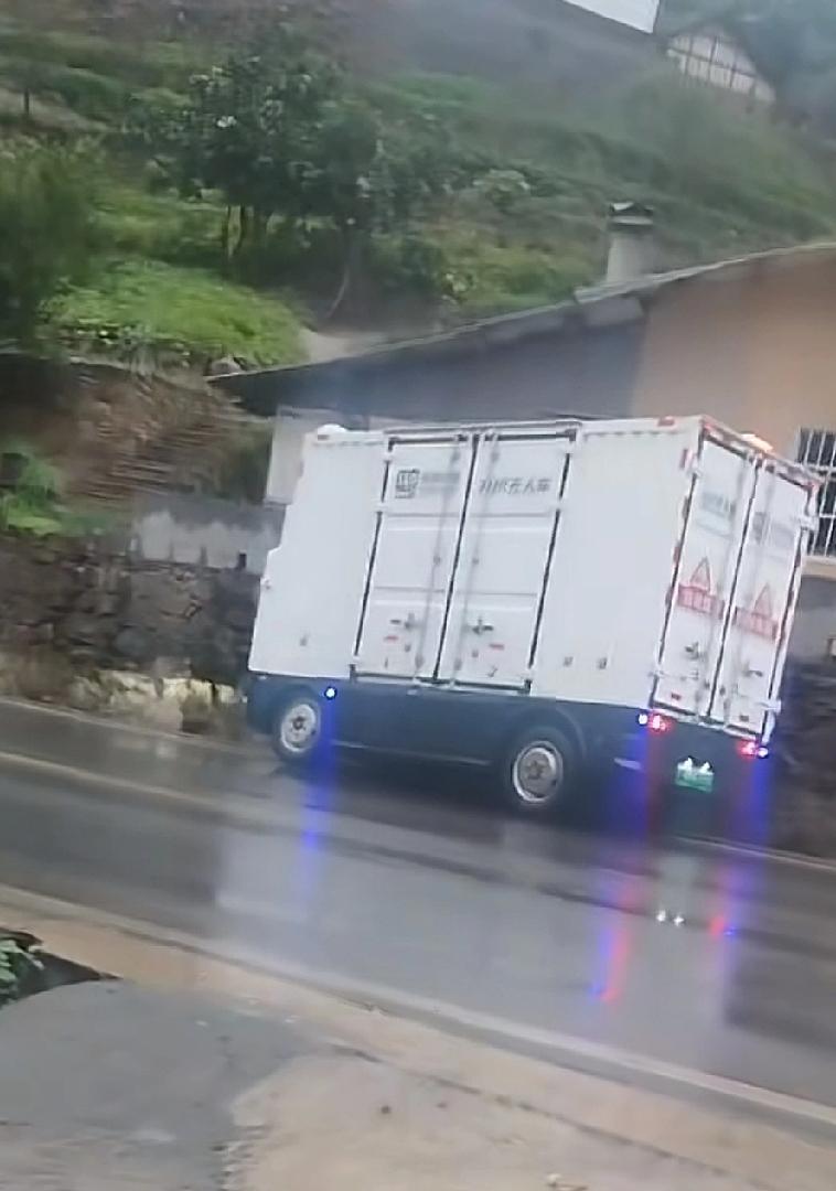 “车技不过关，别走云贵川”，这话对邮政无人车也一样啊！近日，宜宾乡村公路上