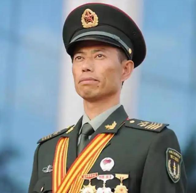 王忠心，1968年生于安徽休宁，出身于家境贫寒的农村，到了10岁才上小学，18岁