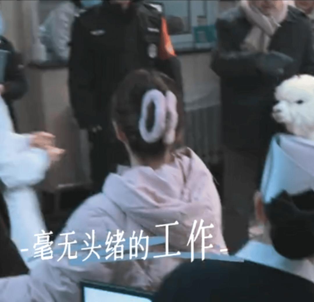 谁想到，顶流明星能把一个落魄医生演得比真的还真。肖战在《小城良方》里，演一个回