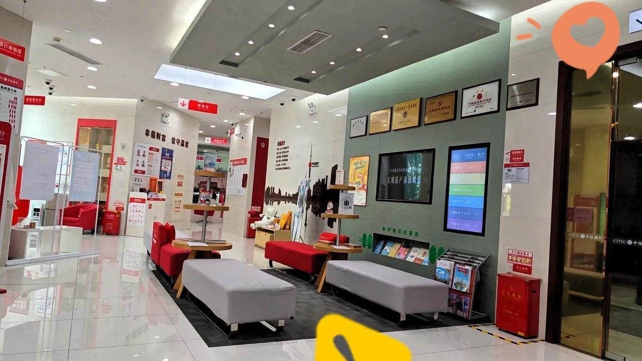 上海这波操作真让人看不懂！一个基层员工月薪才一万出头，一周之内，几大行硬是