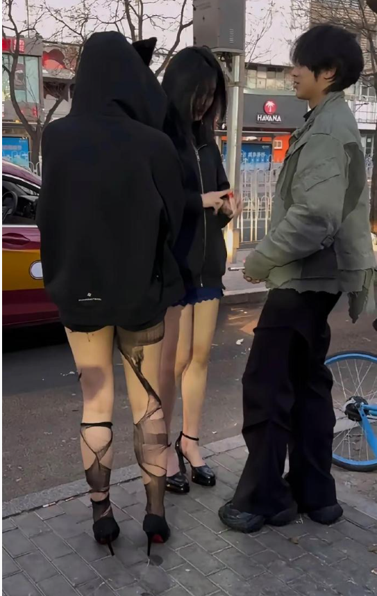 腿都这样了，这个短裙一定要非穿不可吗？​​​