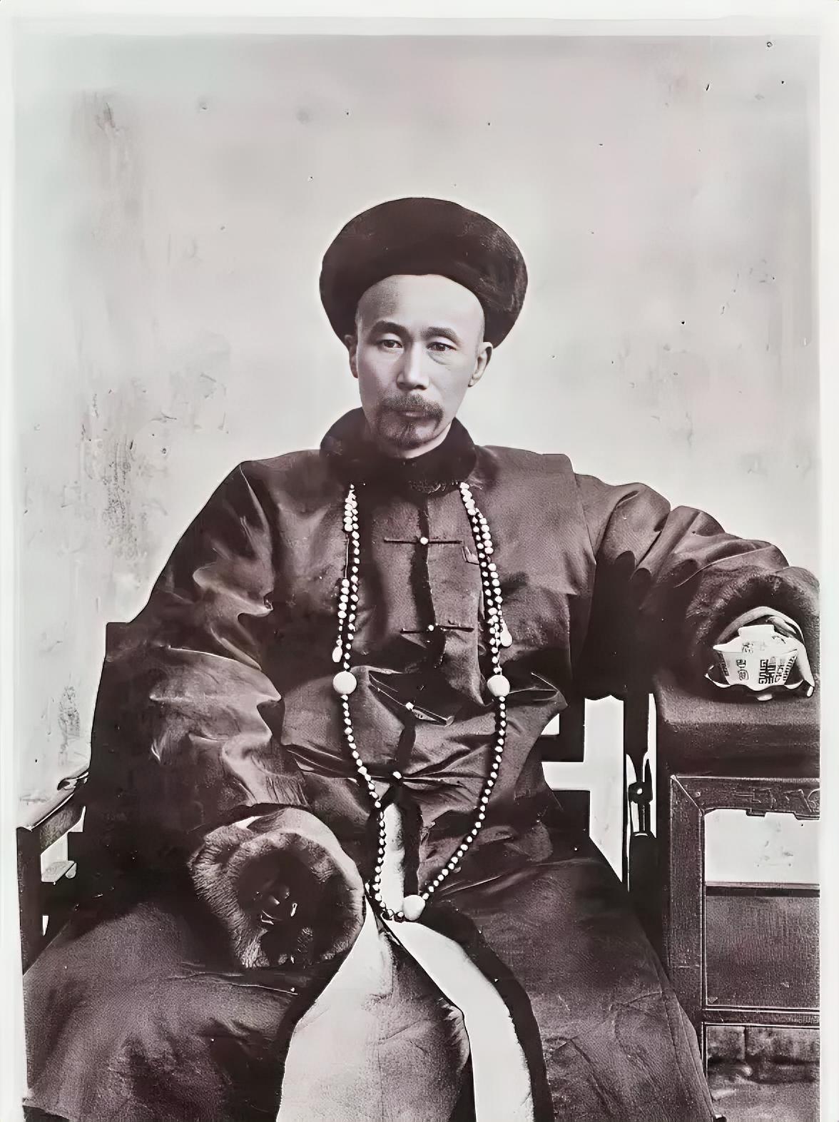 1863年，丧妻两年后，李鸿章决定再娶一房夫人，大婚当天，新娘的陪嫁丫