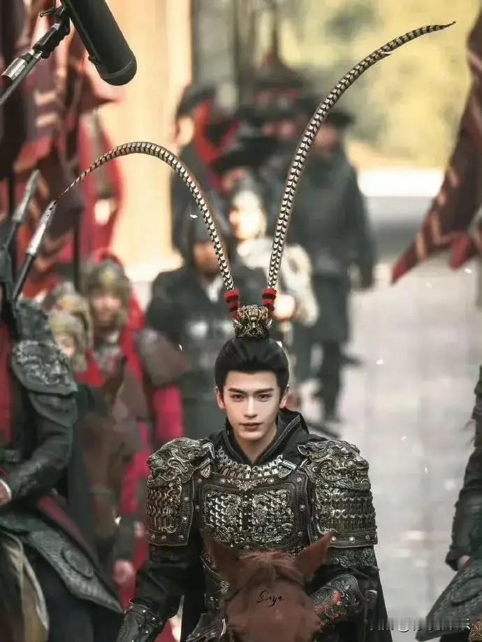 都说古装剧市场现在卷到爆炸，殊不知《逐玉》里的张凌赫为了在视觉上“上大分”，直接