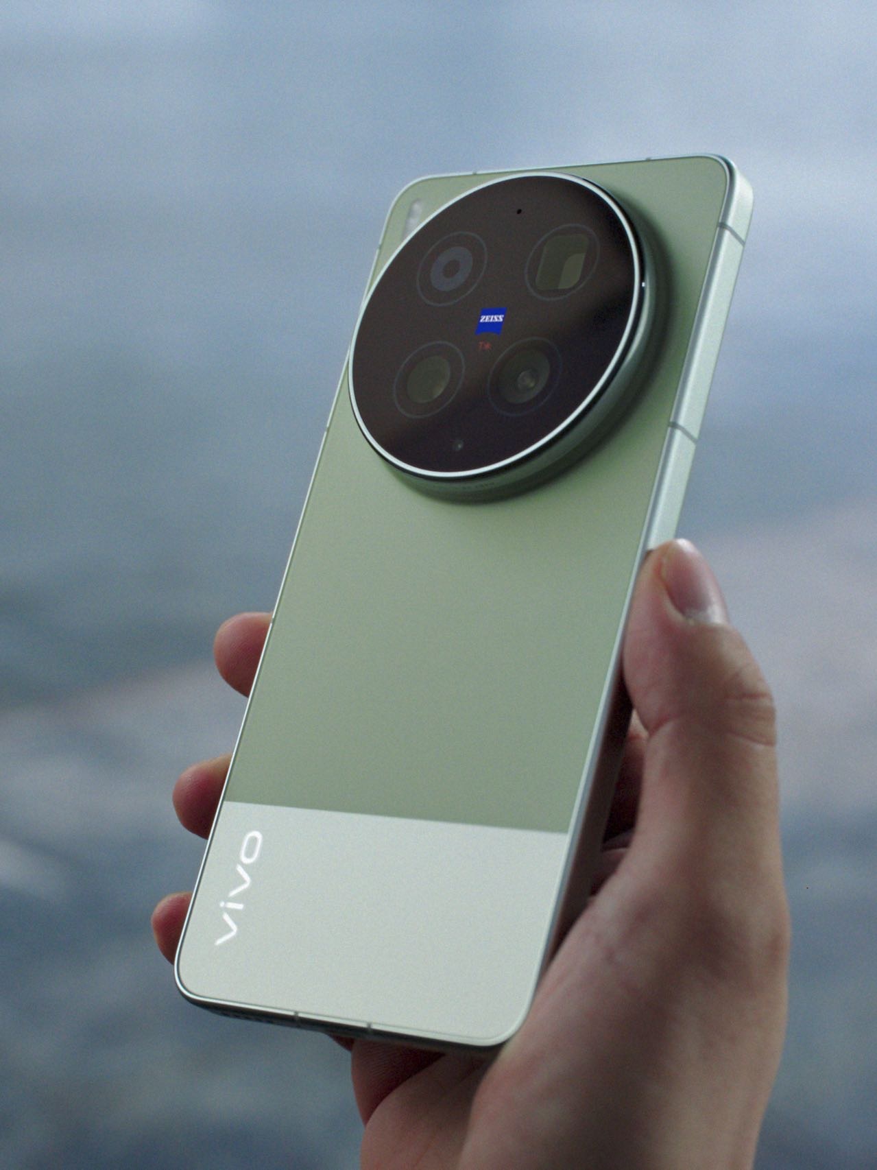 阿蓝放出了一个明星预热视频，截了几张X300Ultra真机和摄影师套装的细节图