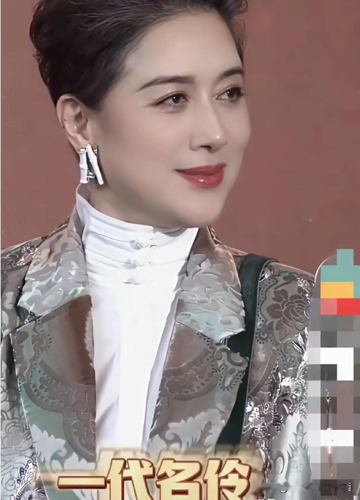 果然，真正的美女，即使是老了，颜值下滑也是那么的迷人，她年轻的时候是惊艳的美，老