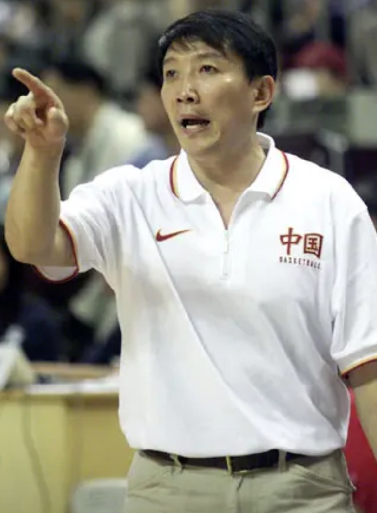 中国女篮亚洲杯拿了第三名，输给日本后宫鲁鸣压力山大。前队员隋菲菲抱着68岁还辛