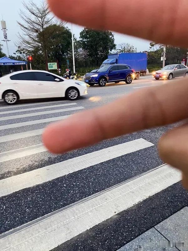 最近有个事儿登上热搜啦！“取消午休，换提前下班，你愿意吗？”这事儿在评论区炸