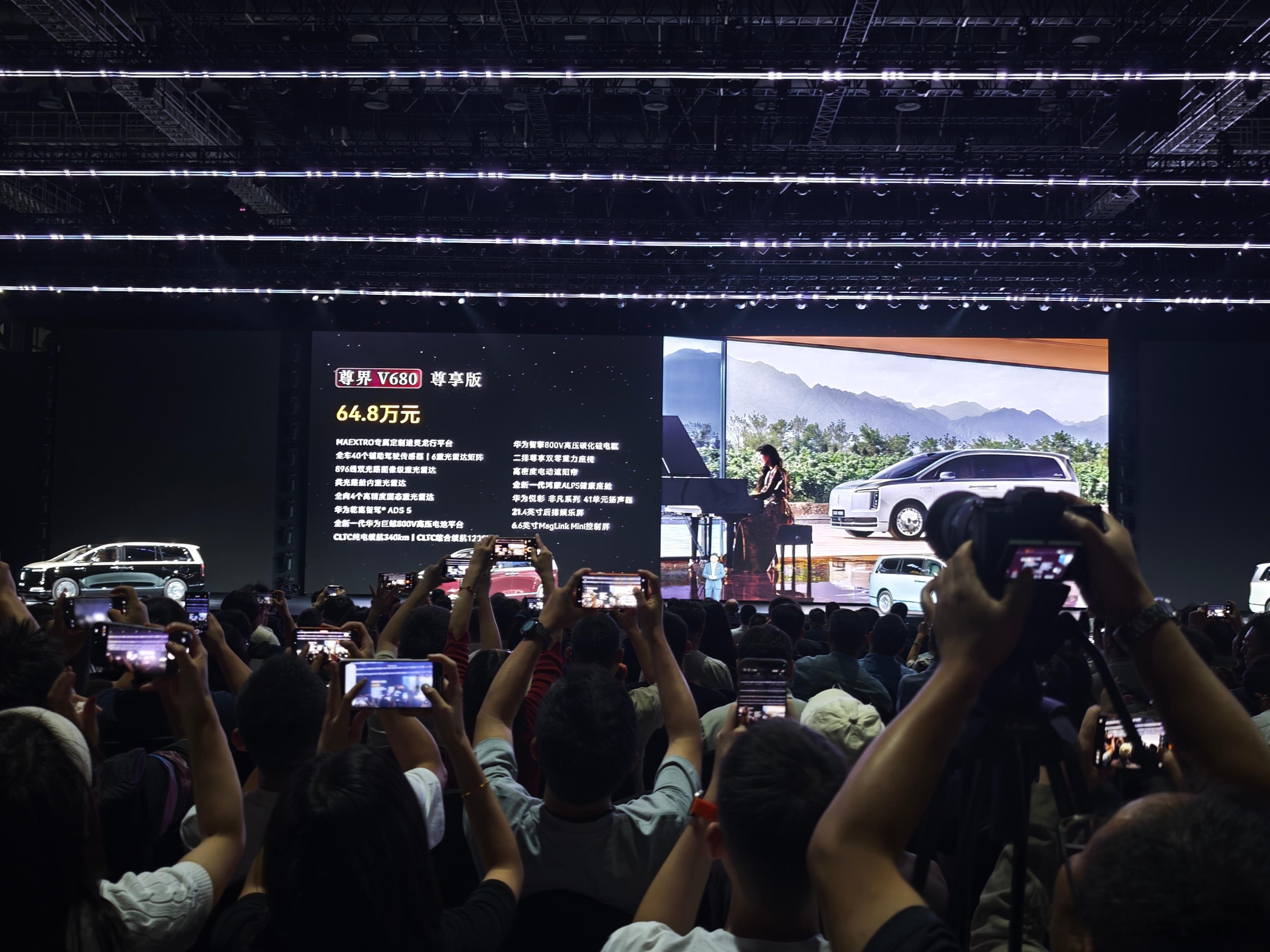 尊界V680起售价64.8万，V800起售价76.7万。带线控转向