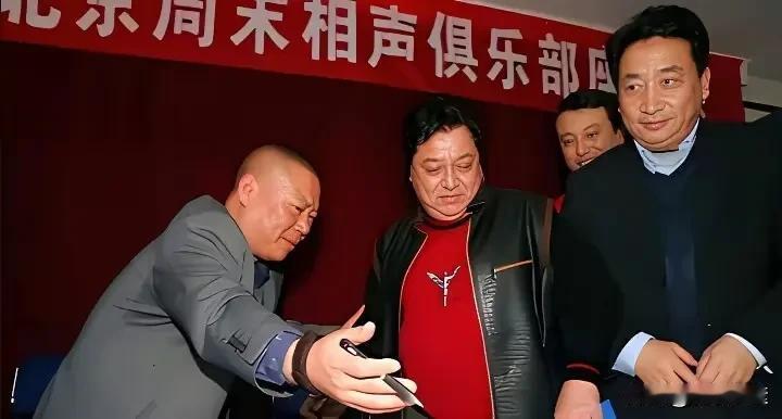 莫欺少年穷。愣谁也想不到，相声泰斗郭德纲老师，早年为了相声艺术也是赔尽了笑脸。