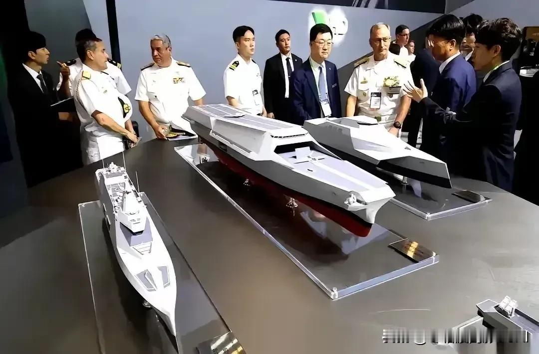 韩国人也开始造航母了，不愧是宇宙第一强国，这航母设计的全球独一无二。别的国家的