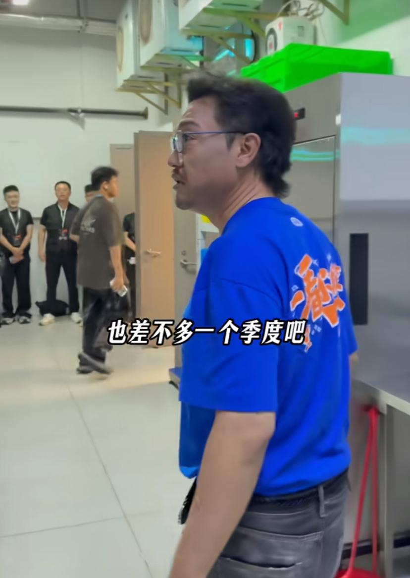 瘦下来的贾冰，好像六七十岁的老大爷。真不敢相信，他才44岁。原来胖的时候，虽说长