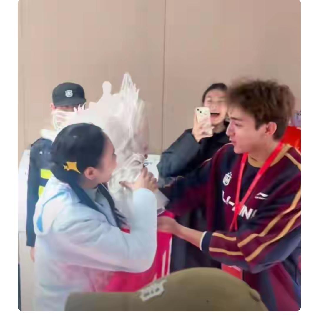 四川田径队2大刘姓美女，一个东南飞，一个西北飞。刘峡君，被福建黄毛何锦攇截胡