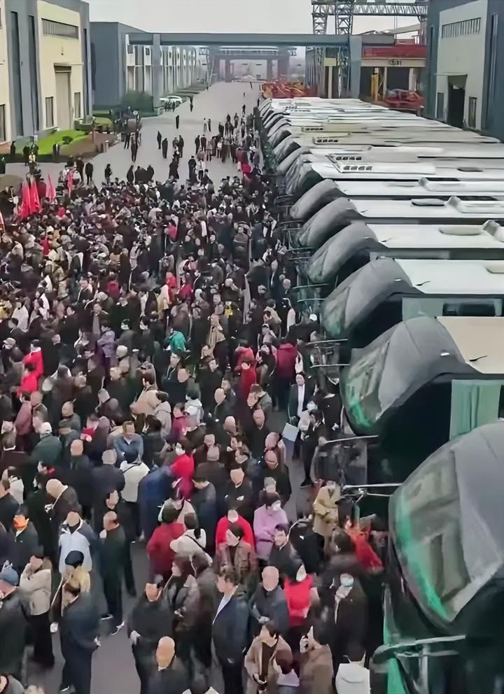 全网羡慕啦！3月24日，河南矿山老板崔培军包下78辆大巴，豪掷近千万，邀请40