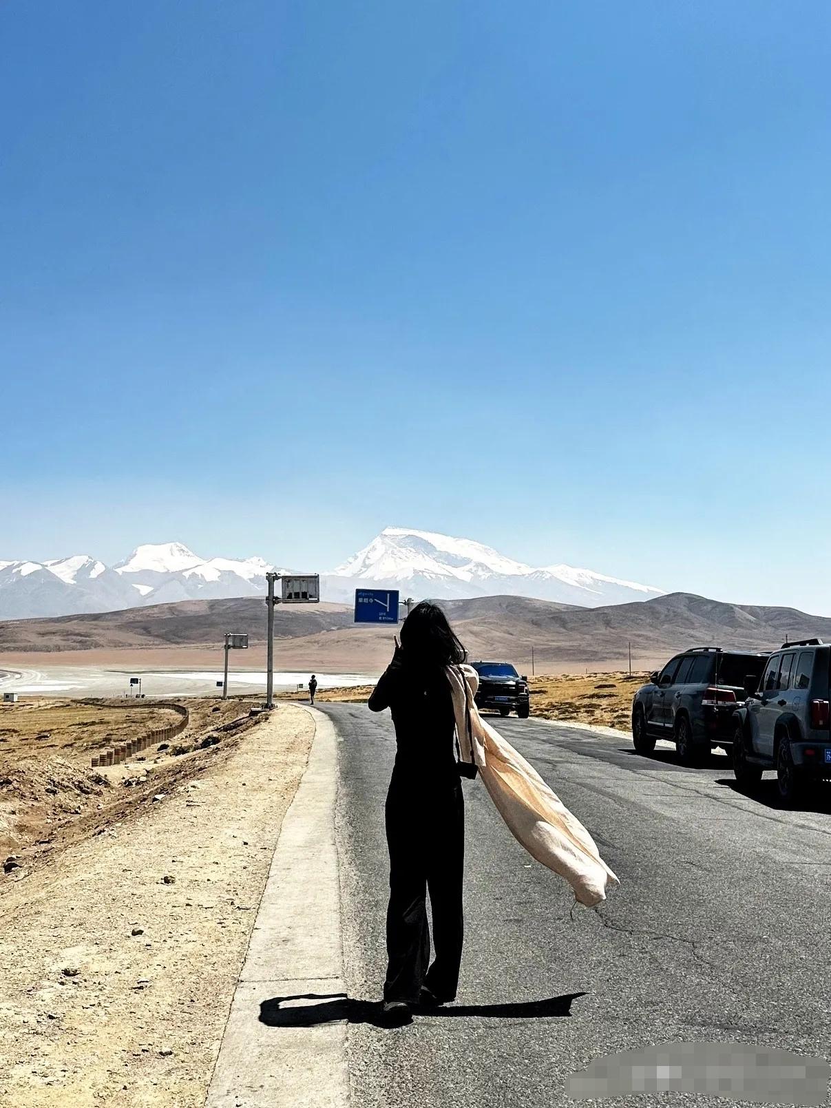 晚上酒店前台，70后大哥拉我到角落，压低嗓门：“再开一间，分开住。”我愣了一下—