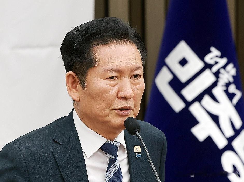 3月18日，韩国市民团体“树立司法正义市民行动”在首尔警察厅召开记者会，以欺诈妨