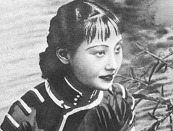1925年，当24岁的张素贞正在宽衣解带之时，突然一把枪抵在了她的头上。张素