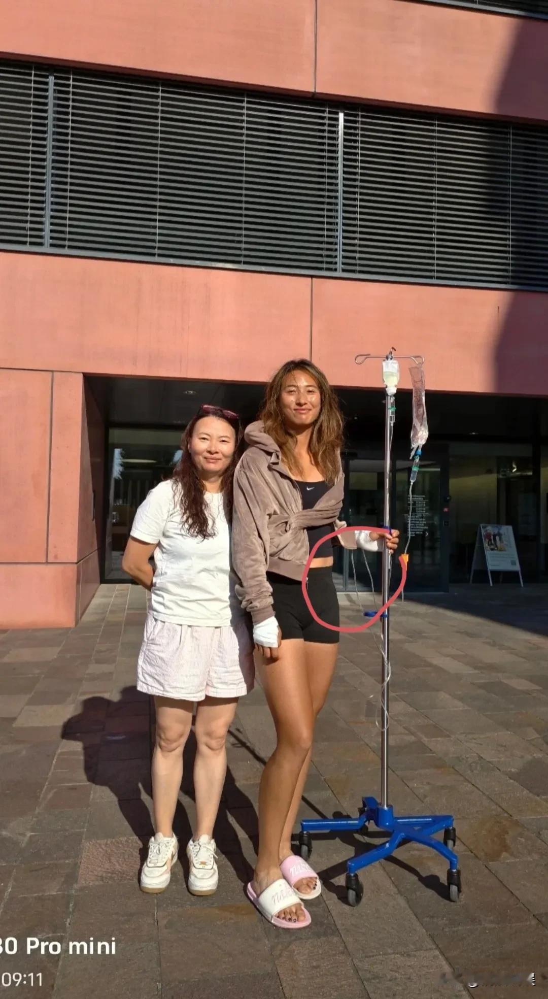 怪不得要防晒，原来晒多了，真的会显老，郑钦文和妈妈同框，不像母女，更像姐妹