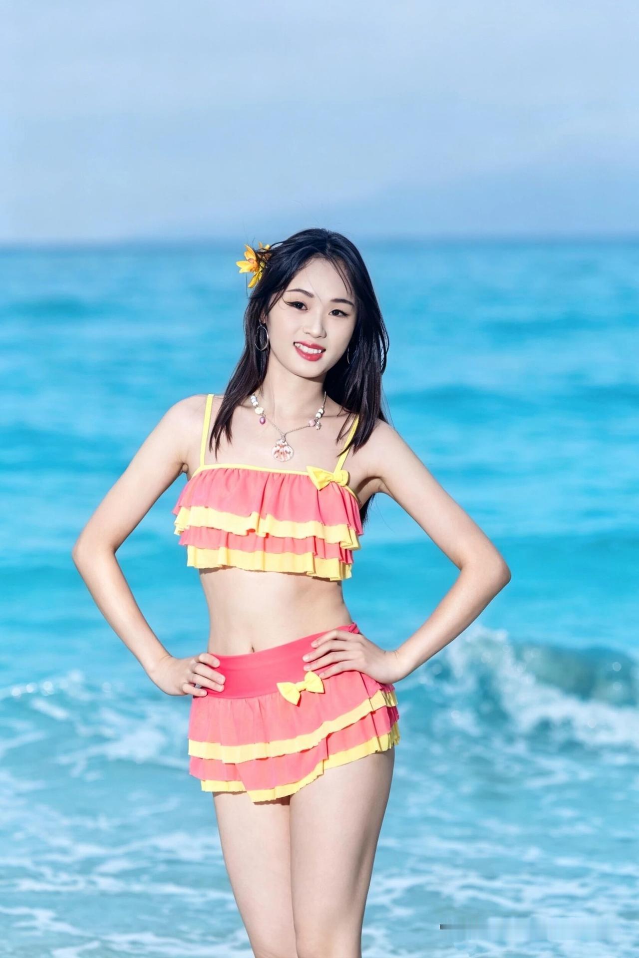 记录我的2026夏日海滩少女一袭粉黄色泳装，阳光下各种摆姿美丽瞬间。