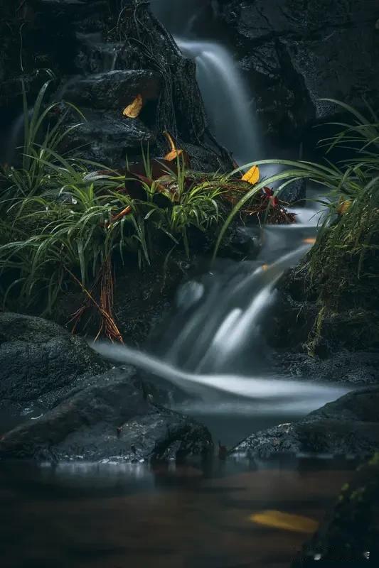 看到“天上浮云无定所”这个上联，瞬间就被带入了一种空灵又缥缈的意境里。天上的浮云