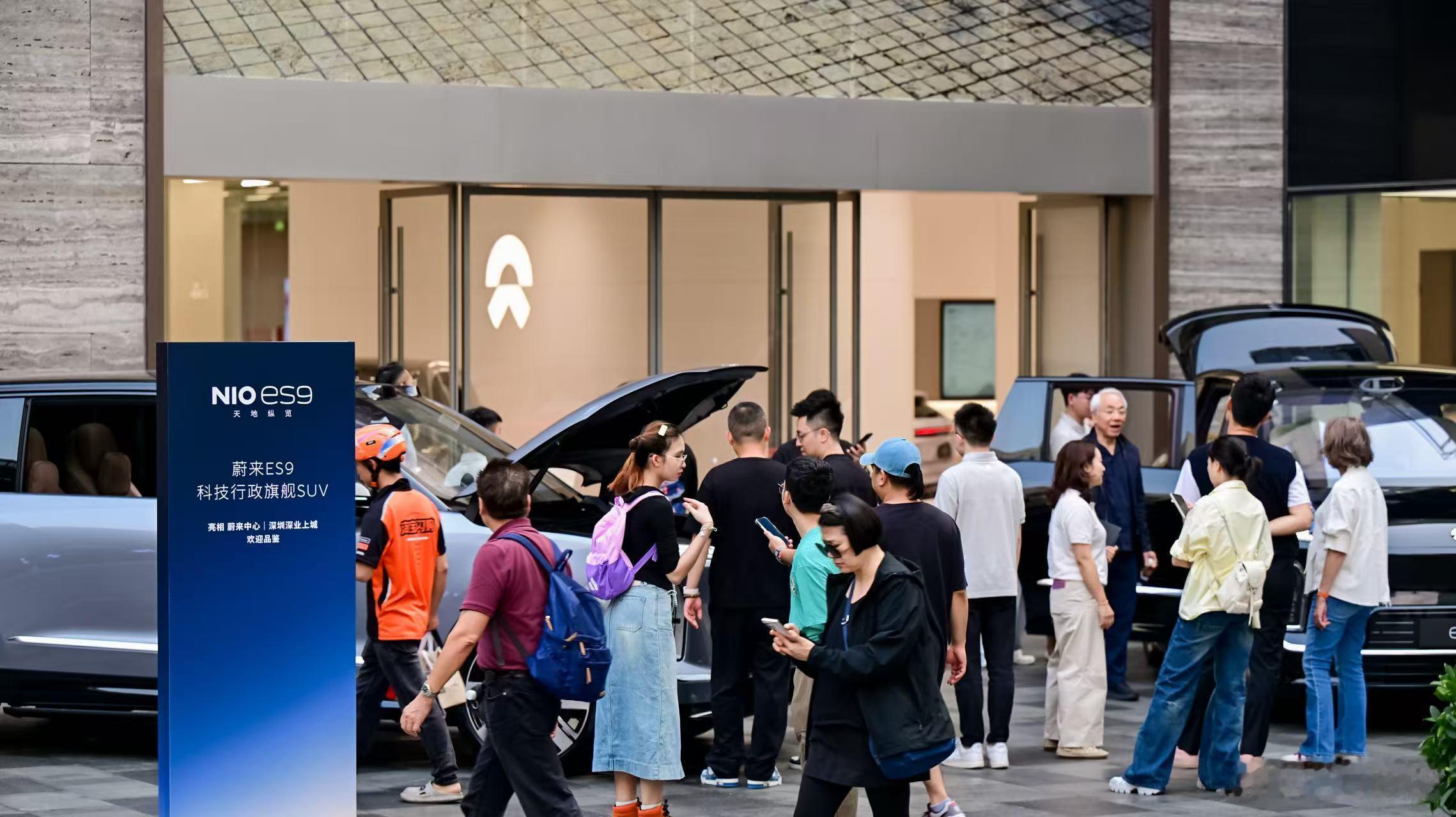 前方传喜讯！这个周末蔚来门店客流暴增蔚来ES9就是新一代的「展厅之王」又大又豪，