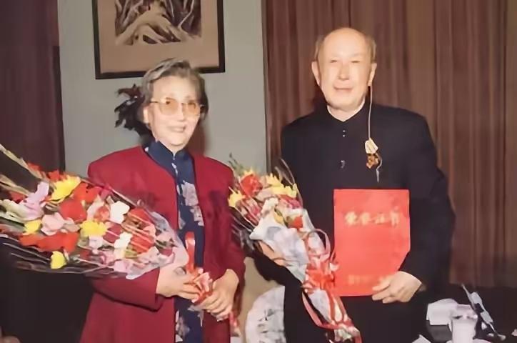 1991年10月16日，钱学森接过“国家杰出贡献科学家”的荣誉证书，这是新中国首