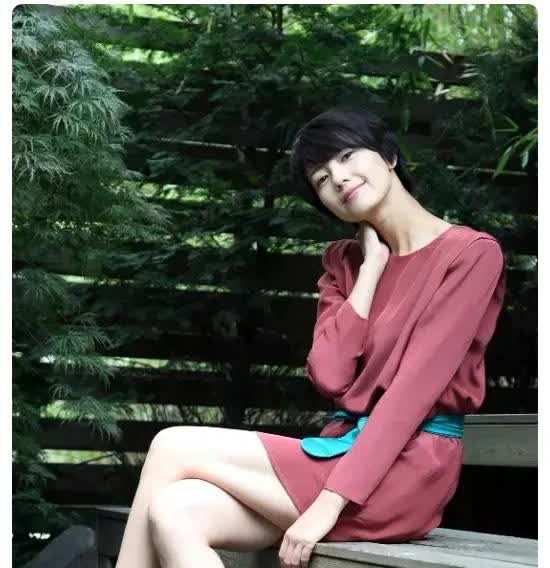 高圆圆短发配红裙，在绿意里美成松弛感范本高圆圆