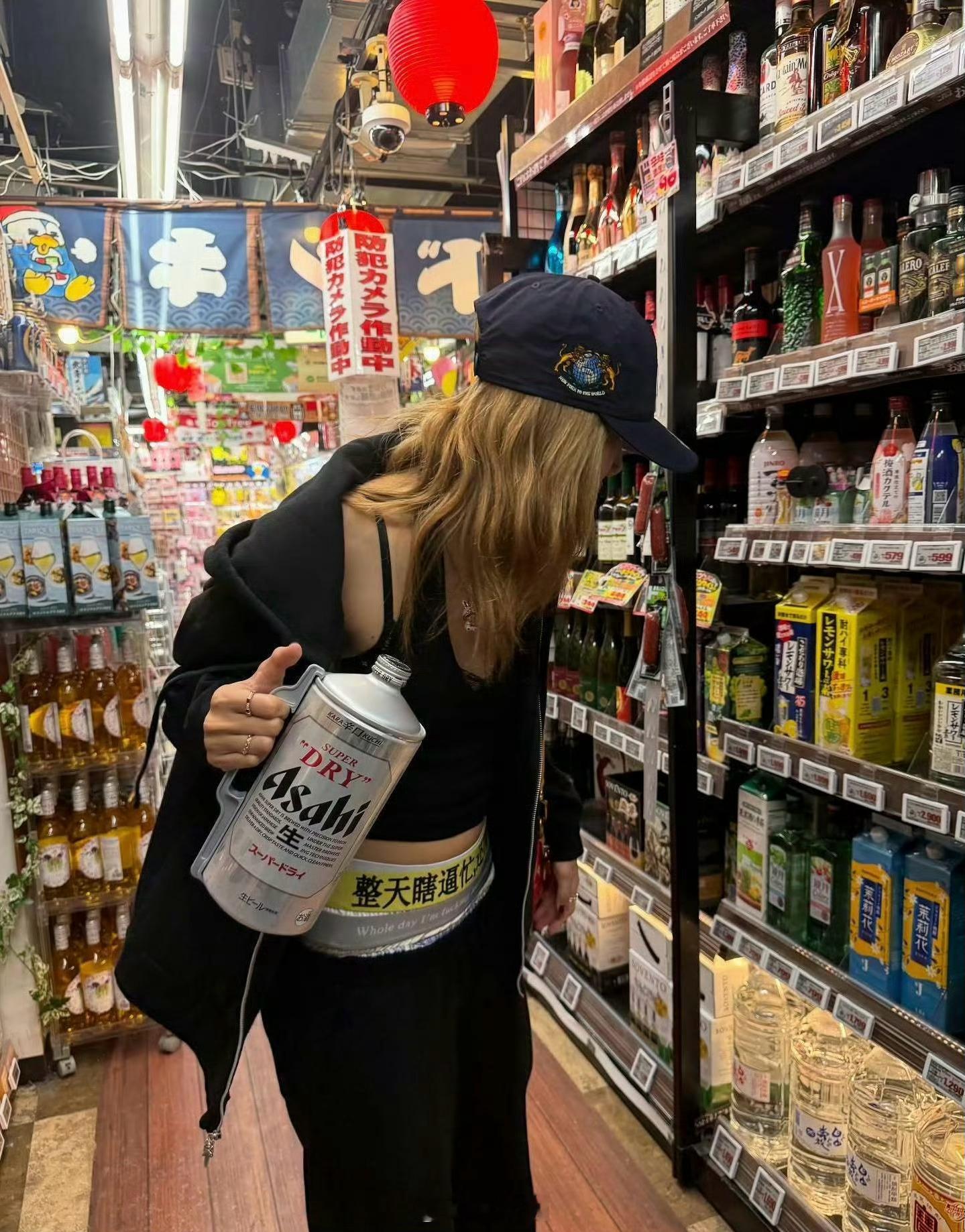 Lisa裤子上的中文我每天belike：​​​